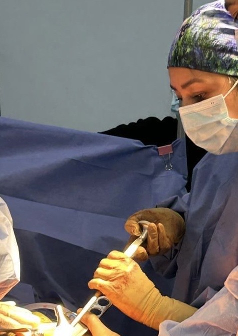 Dra. Diana Cañas Alcocer realizando cirugía de reemplazo de cadera en Metepec