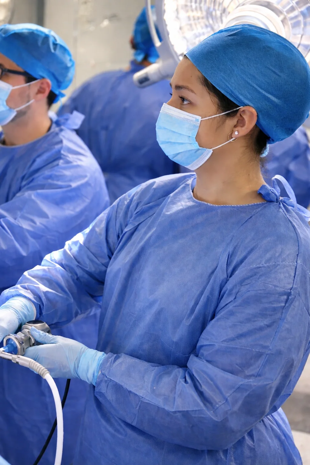 Dra. Diana Cañas Alcocer realizando artroscopia de rodilla en quirófano en Metepec