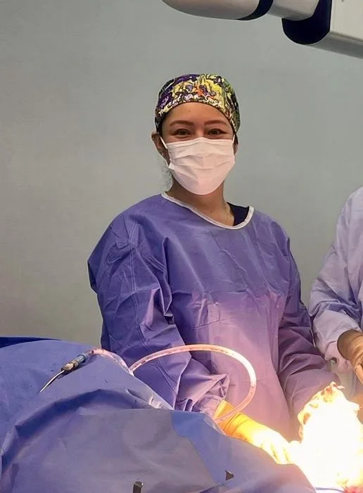 Dra. Diana Cañas Alcocer en quirófano realizando cirugía de rodilla en Metepec